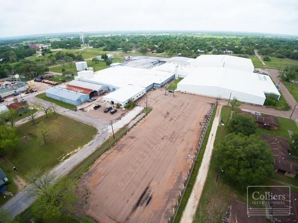 For Sale | 336,936 SF South Texas Industrial Facility: 516 W Live Oak St, Cuero, TX 77954